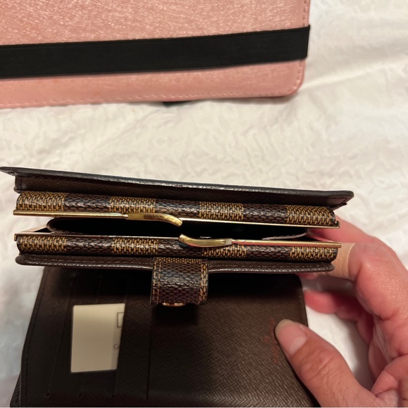 Authentic Louis Vuitton French purse wallet. Used likes new - Picture 4 of 11